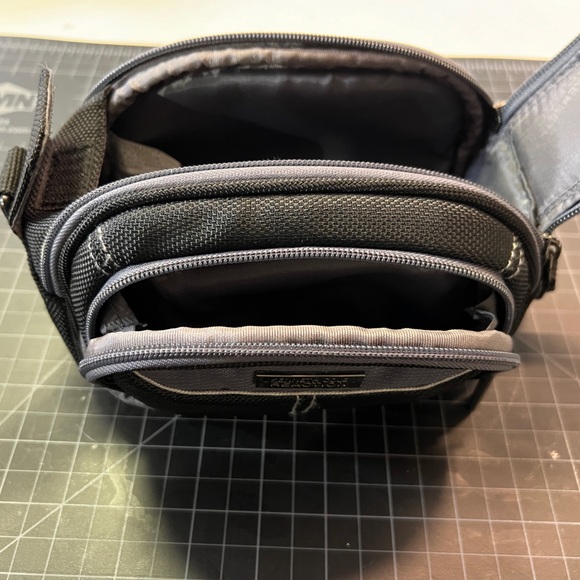 VGUC Kenneth Cole Reaction nylon bag - Picture 7 of 8